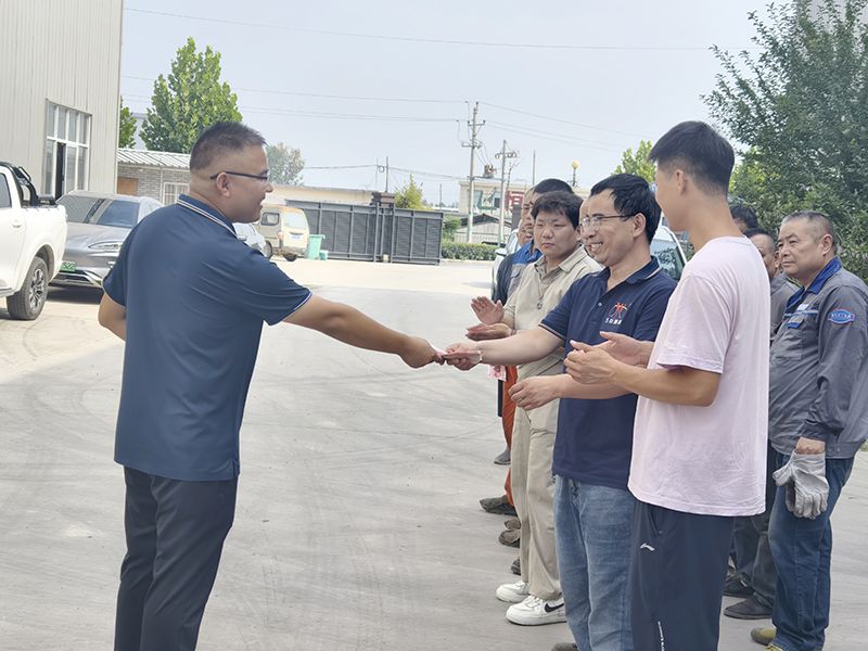 我們比（bǐ）不了河南礦山，但是，我們可以努力學習（xí）人家，把（bǎ）涼氣送到一線去